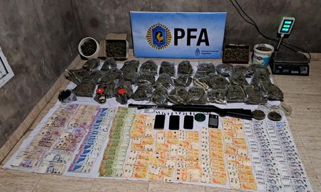 Durante los allanamientos se secuestraron drogas, armas y más de 240 mil pesos en efectivo. Durante los allanamientos se secuestraron drogas, armas y más de 240 mil pesos en efectivo.