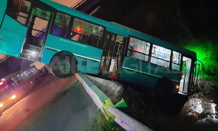 Un colectivo cayó a un arroyo en la autopista Rosario-Buenos Aires Un colectivo cayó a un arroyo en la autopista Rosario-Buenos Aires