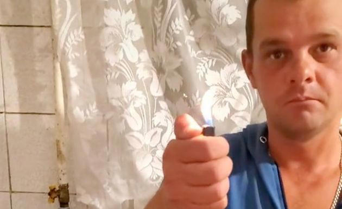 Todos sus vídeos “gastronómicos” empiezan con el mismo plano: una imagen de Alexey sosteniendo y encendiendo un encendedor que utilizará para prender sus hornallas.