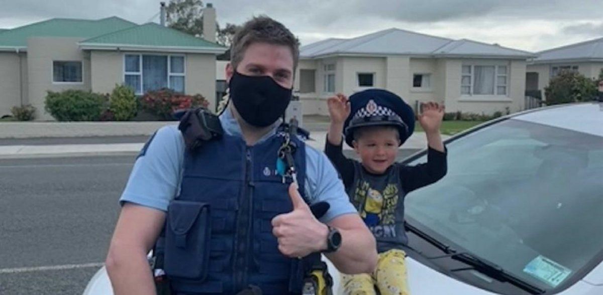 Un nene de 4 años llamó a la Policía para mostrarle sus juguetes.