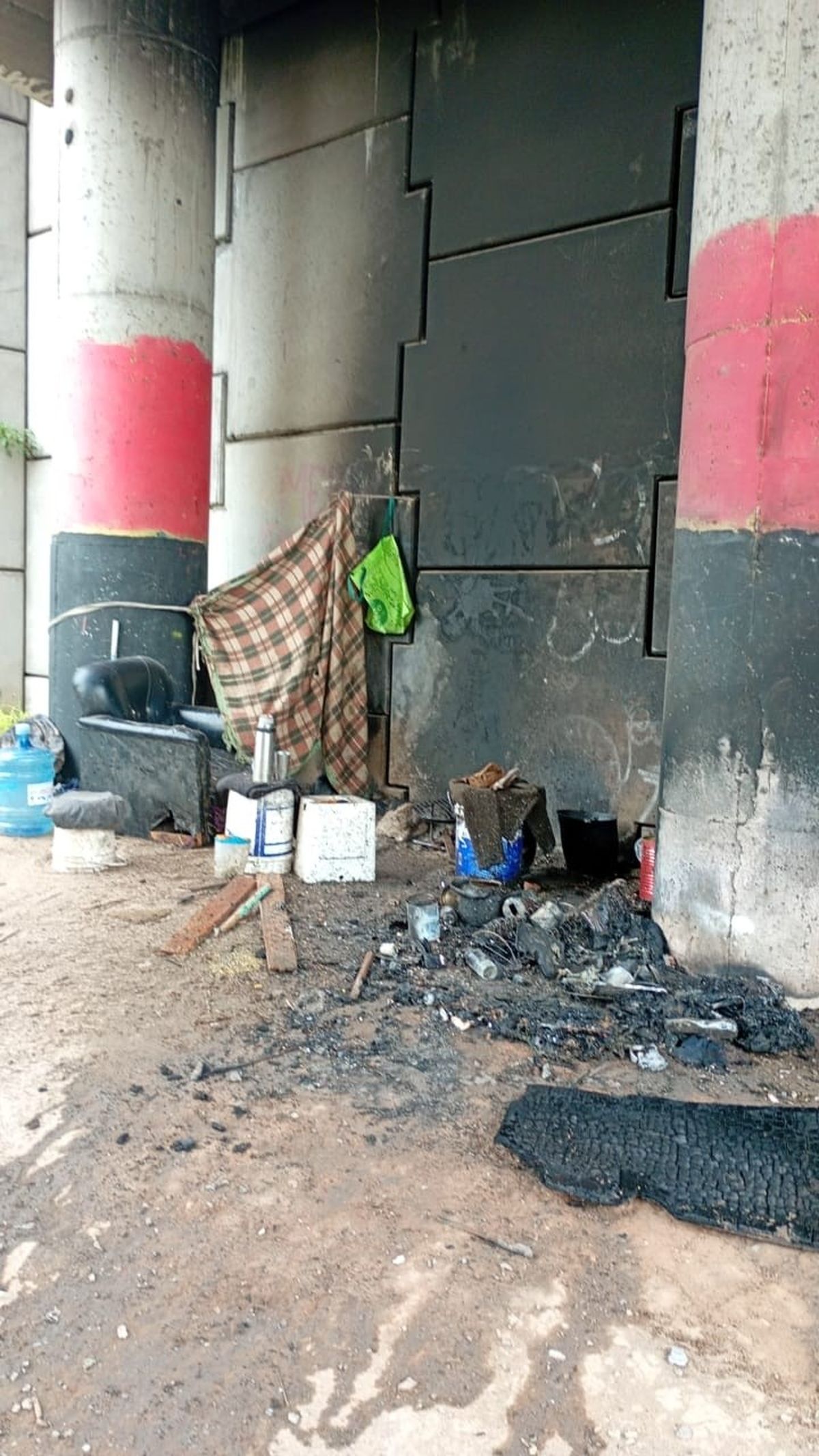 Rosario: dos detenidos por rociar con combustible y prender fuego a un indigente