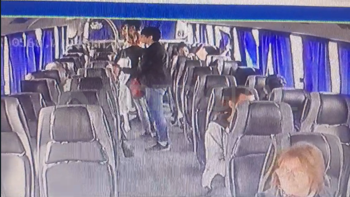 Video: un pasajero de la Continental se robó una cortina