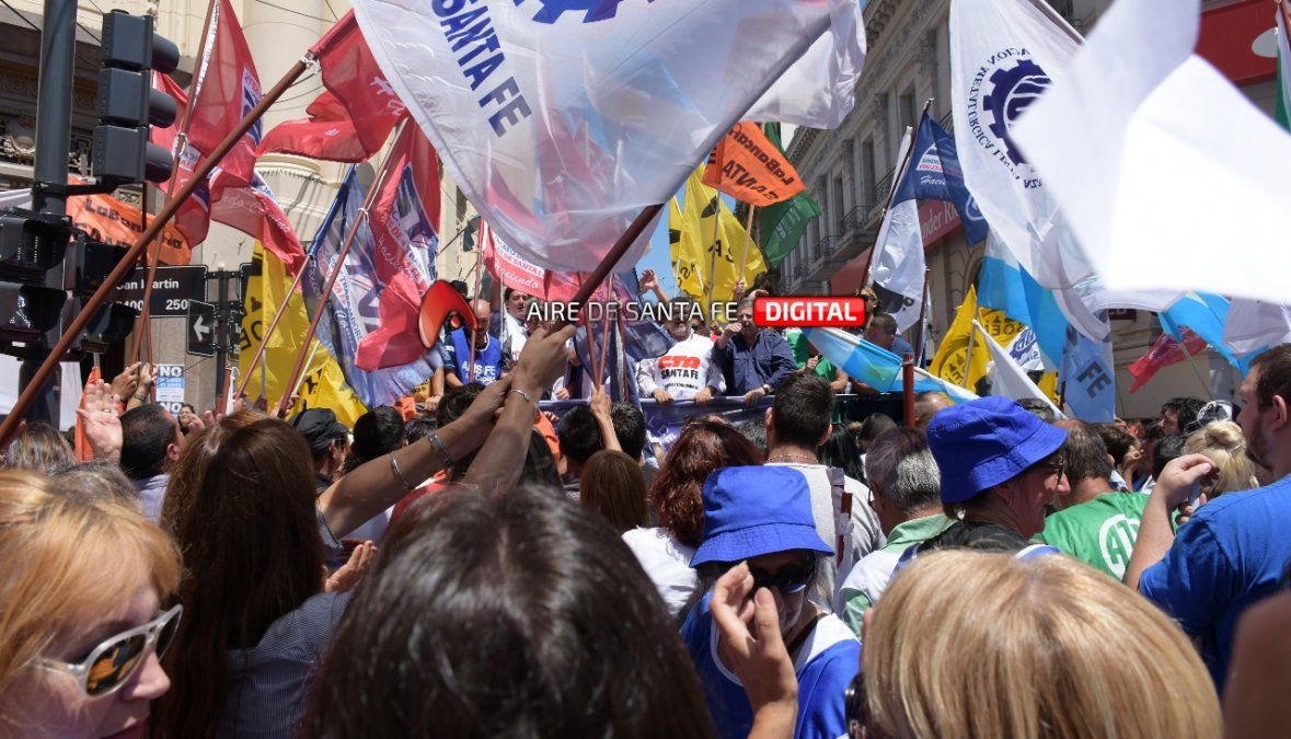 Paritarias al rojo: estatales, docentes, Salud y municipales paran y movilizan