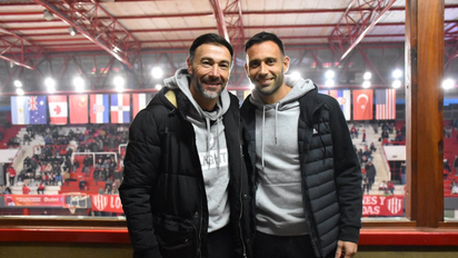 El Kily González y Claudio Corvalán sorprendieron a los hinchas de Unión en pleno partido de básquet