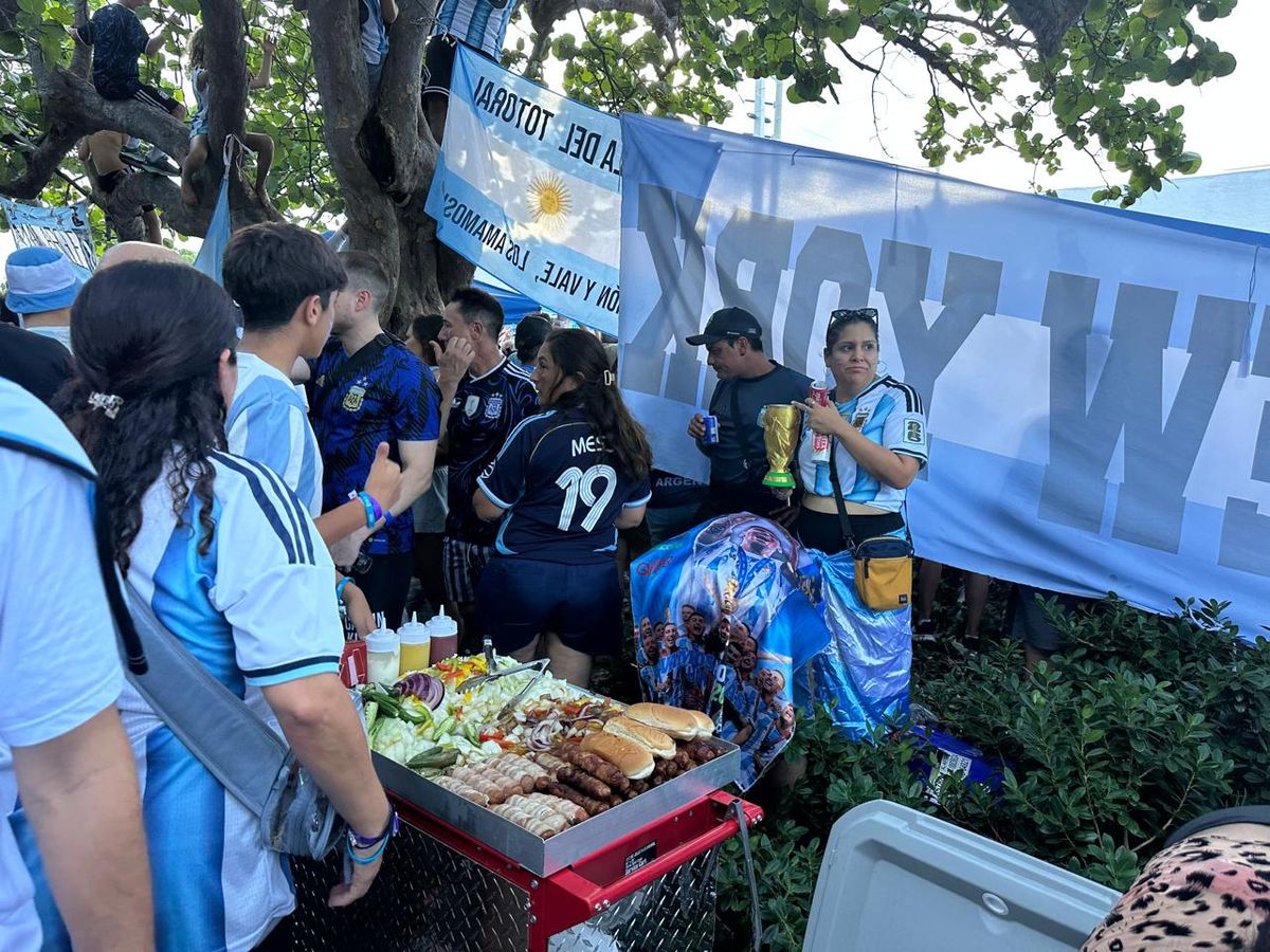 El chori no podía faltar en el banderazo argentino. El chori no podía faltar en el banderazo argentino.