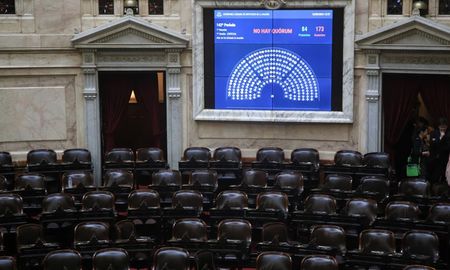 A las 12:31, el presidente de la Cámara de Diputados, Martín Menem, contabilizó 119 legisladores sentados en sus bancas, diez menos de la mayoría simple necesaria para habilitar la sesión. A las 12:31, el presidente de la Cámara de Diputados, Martín Menem, contabilizó 119 legisladores sentados en sus bancas, diez menos de la mayoría simple necesaria para habilitar la sesión.