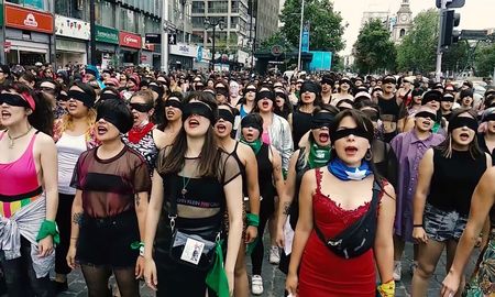 GIRL POWER: La protesta de las chilenas le dio la vuelta al mundo ¡Hay versiones en inglés y francés!