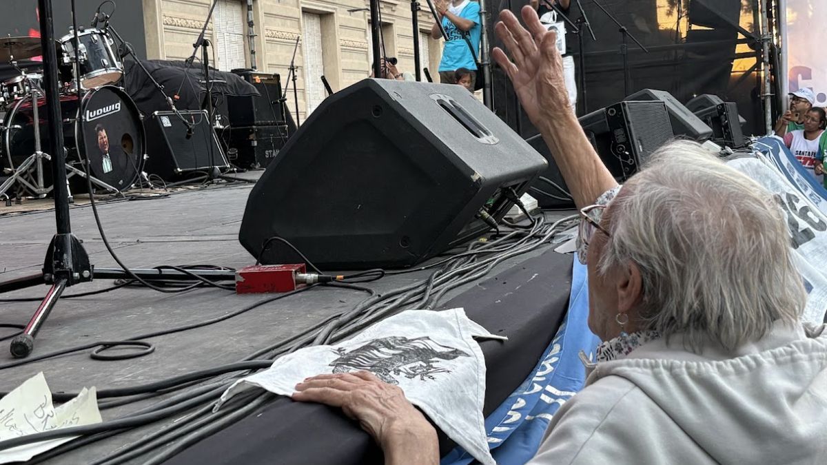 El pañuelo blanco en el escenario y en la Plaza 25 de Mayo, siempre presente en cada 24 de marzo. El pañuelo blanco en el escenario y en la Plaza 25 de Mayo, siempre presente en cada 24 de marzo.