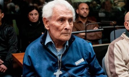El represor multicondenado Miguel Etchecolatz, el exministro de Gobierno de la provincia de Buenos Aires Jaime Lamont Smart, seis exefectivos policiales y una exsecretaria judicial comenzaron hoy a ser juzgados en La Plata por el crimen de cinco personas. El represor multicondenado Miguel Etchecolatz, el exministro de Gobierno de la provincia de Buenos Aires Jaime Lamont Smart, seis exefectivos policiales y una exsecretaria judicial comenzaron hoy a ser juzgados en La Plata por el crimen de cinco personas.