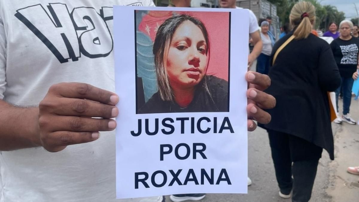 Familiares de Roxana Gómez se manifestaron este viernes en el hospital Iturraspe de Santa Fe.