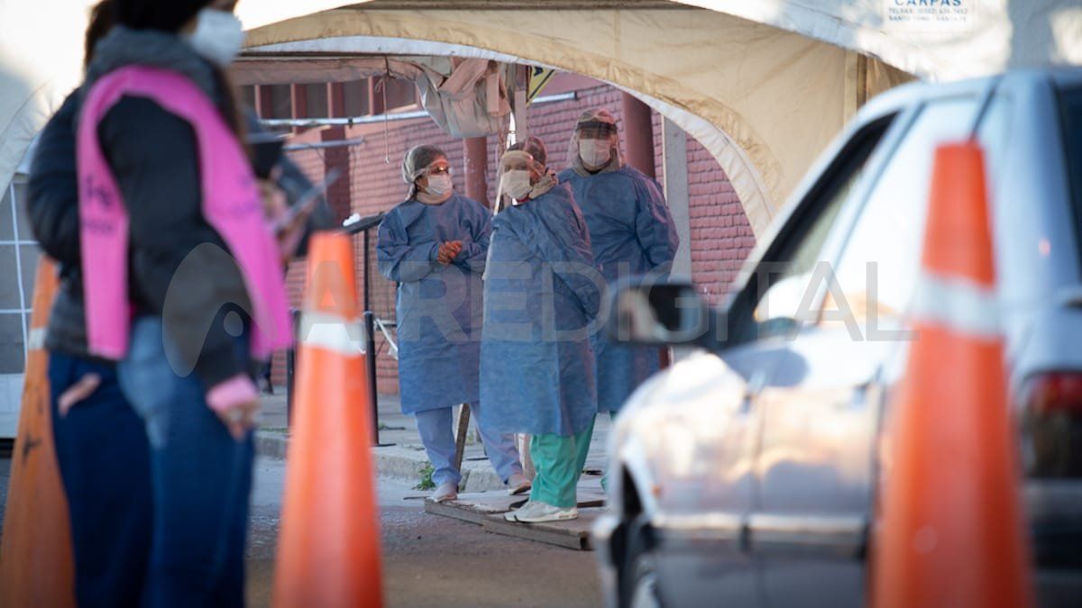 En la Esquina Encendida vacunan con segunda dosis de AstraZeneca a personas mayores, policías y docentes. 