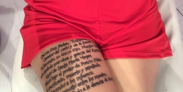 La mediática que se tatuó el credo católico en la pierna