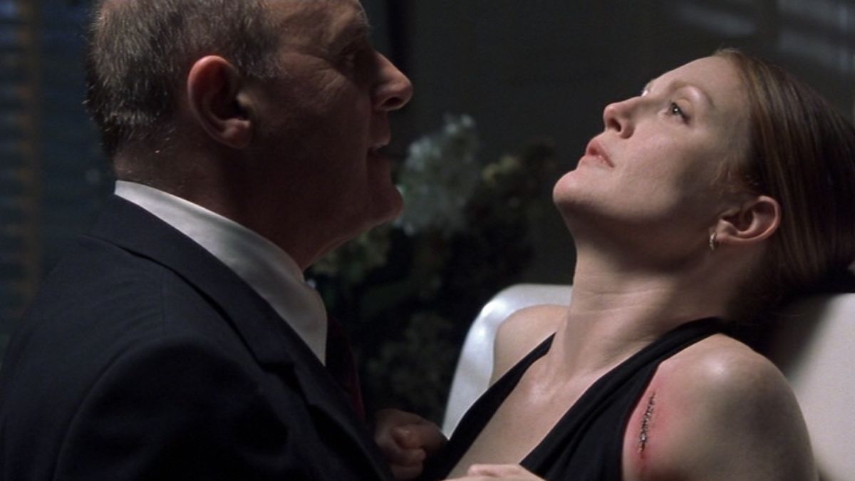 Julianne Moore reemplazó a Jodie Foster como Clarice Starling en la secuela de 2001. Julianne Moore reemplazó a Jodie Foster como Clarice Starling en la secuela de 2001.