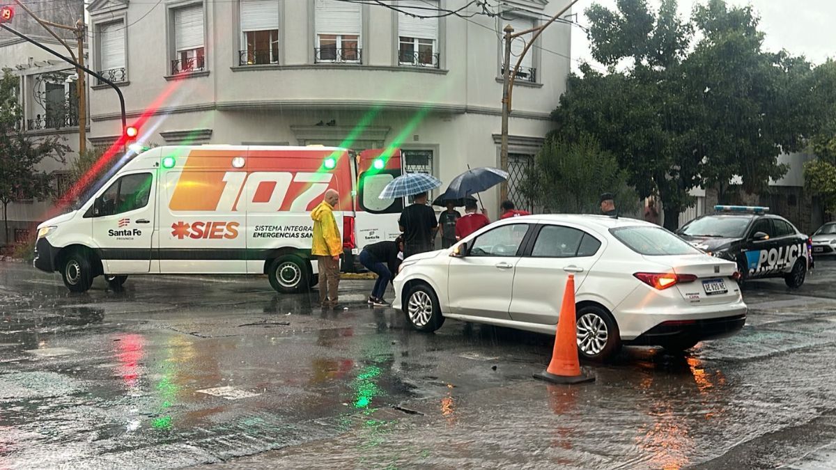 Un accidente entre un auto y una bicicleta se registró pasadas las 17 en la intersección de Marcial Candioti e Ituzaingó
