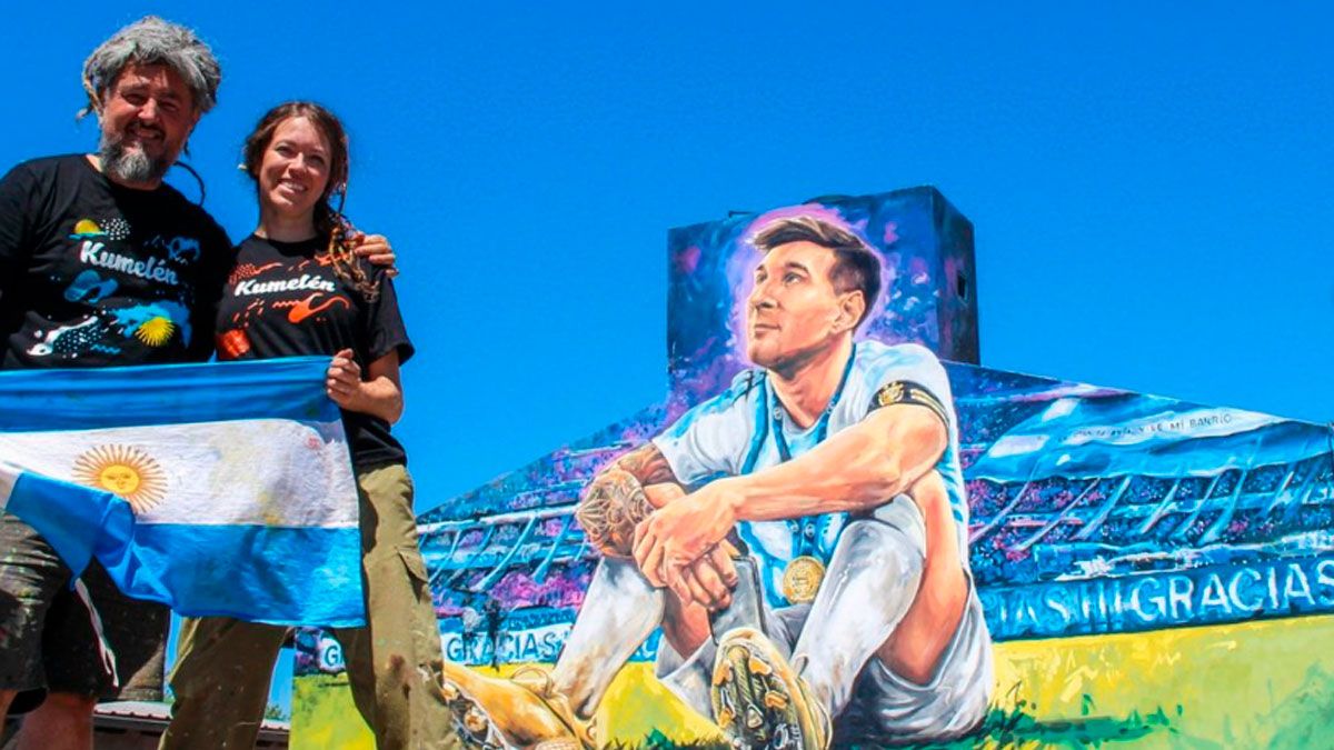 Lisandro y Marlene pintaron el mural de Lionel Messi sobre la casa natal del capitán del Seleccionado.