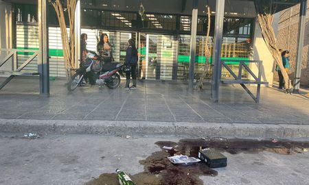 En el caso ocurrido durante la tarde del jueves, los asaltantes lograron ingresar al supermercado y robar mercadería, hasta que llegó la Policía y pudo dispersarlos. En el caso ocurrido durante la tarde del jueves, los asaltantes lograron ingresar al supermercado y robar mercadería, hasta que llegó la Policía y pudo dispersarlos.
