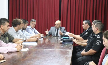 El ministro de Seguridad de Santa Fe se reunió con funcionarios de la Fiscalía Regional y representantes de municipios y comunas del departamento La Capital. El ministro de Seguridad de Santa Fe se reunió con funcionarios de la Fiscalía Regional y representantes de municipios y comunas del departamento La Capital.
