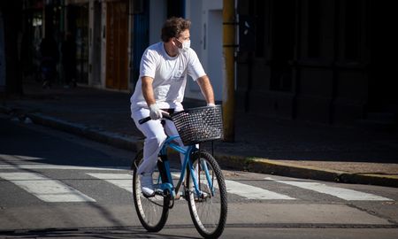 El barbijo pasó a ser un elemento de vital importancia para prevenir los contagios en el día a día. El barbijo pasó a ser un elemento de vital importancia para prevenir los contagios en el día a día.