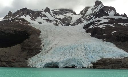 El Gobierno nacional promulgó la Ley de Glaciares (27.804) que redefine sustancialmente el alcance de las zonas periglaciares ricas en agua potable a fin de permitir el avance de proyectos privados, tal como lo pidieron las grandes multinacionales mineras. El Gobierno nacional promulgó la Ley de Glaciares (27.804) que redefine sustancialmente el alcance de las zonas periglaciares ricas en agua potable a fin de permitir el avance de proyectos privados, tal como lo pidieron las grandes multinacionales mineras.
