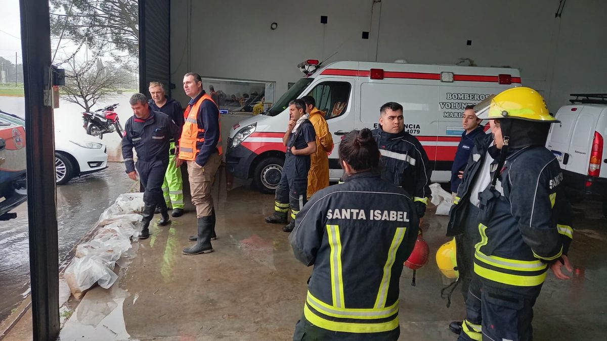 Operativo de Protección Civil junto a Bomberos Voluntarios en María Teresa. Operativo de Protección Civil junto a Bomberos Voluntarios en María Teresa.