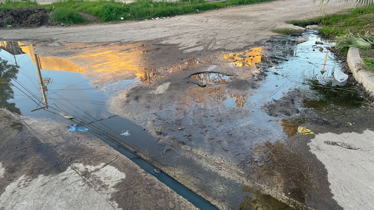 El agua estancada se acumula en las calles de Santa Rosa de Lima. El agua estancada se acumula en las calles de Santa Rosa de Lima.