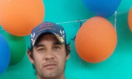 Un hombre acusado de ser autor de un femicidio y que era buscado por la policía, apareció este lunes muerto en el interior de un acoplado abandonado en un barrio de la Capital de Corrientes y se investiga si se suicidó. Un hombre acusado de ser autor de un femicidio y que era buscado por la policía, apareció este lunes muerto en el interior de un acoplado abandonado en un barrio de la Capital de Corrientes y se investiga si se suicidó.