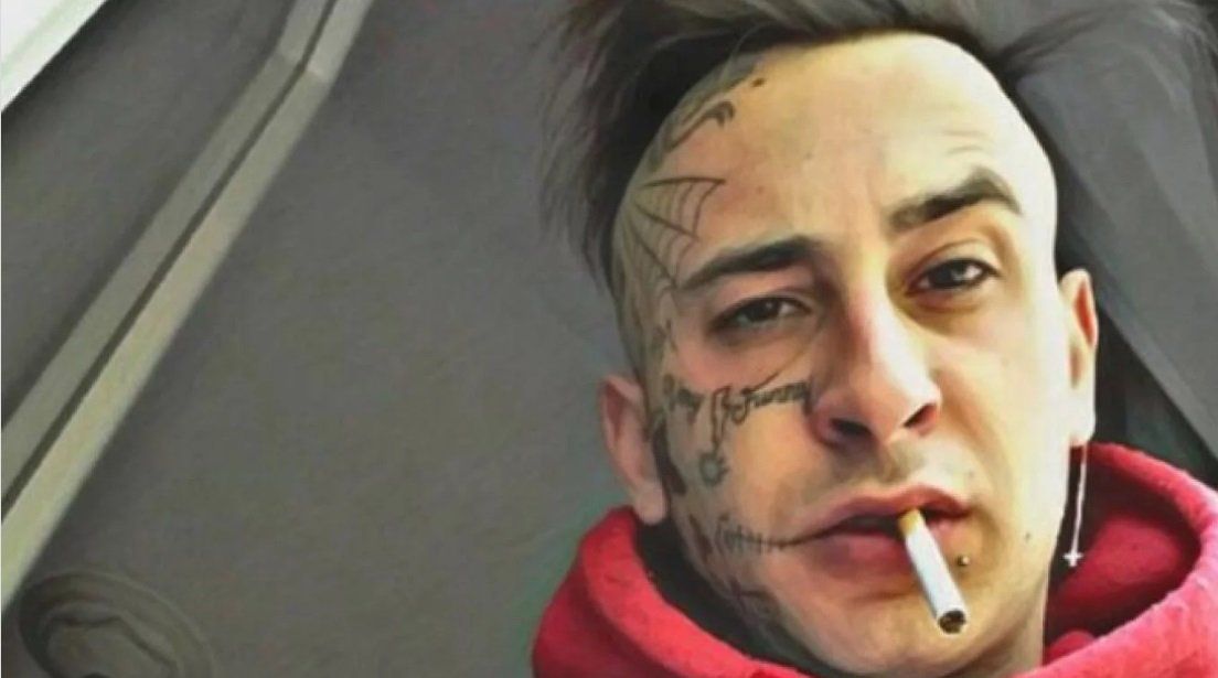 Sorprendió a su hija menor de edad en la cama con su novio rapero de 26 años y lo apuñaló mientras dormía