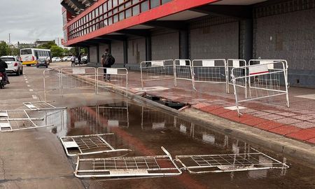 El 17 de octubre terminó la obra para arreglar el socavón y se normalizó el tránsito en la zona. A un mes, volvió a generarse un hundimiento en el mismo lugar. El 17 de octubre terminó la obra para arreglar el socavón y se normalizó el tránsito en la zona. A un mes, volvió a generarse un hundimiento en el mismo lugar.