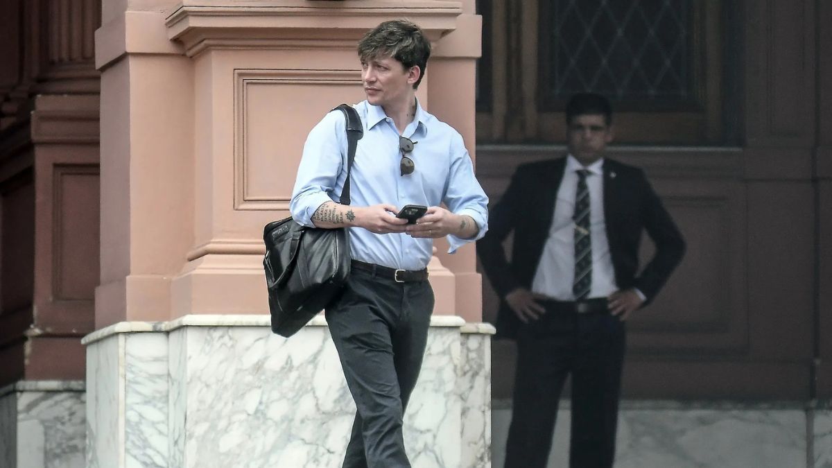 Santiago Caputo, el asesor estrella del presidente Javier Milei que a&uacute;n no ocupa un lugar formal en el Gabinete de Ministros.
