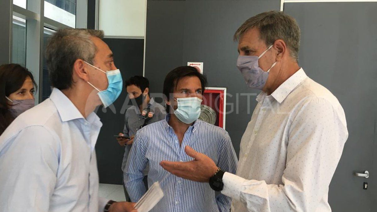 Las autoridades provinciales y municipales participaron del operativo de vacunación de personal del Cobem en el Cemafe.