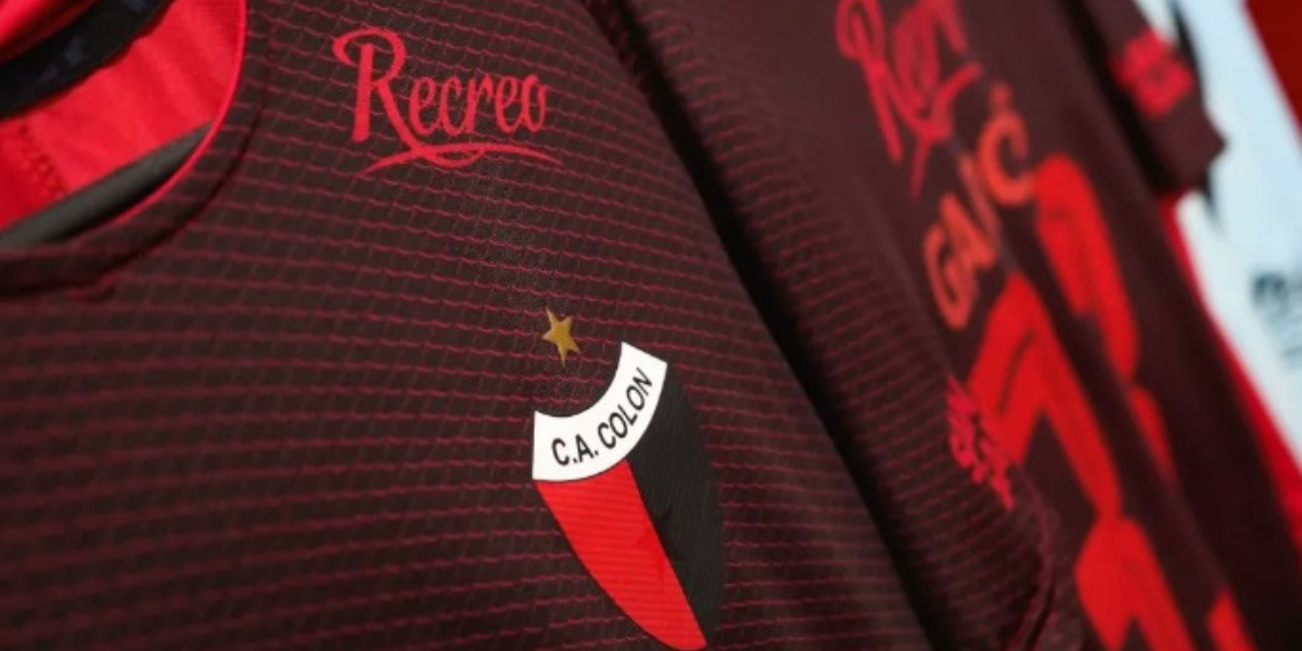 La camiseta alternativa que usa Colón de Santa Fe. La camiseta alternativa que usa Colón de Santa Fe. 