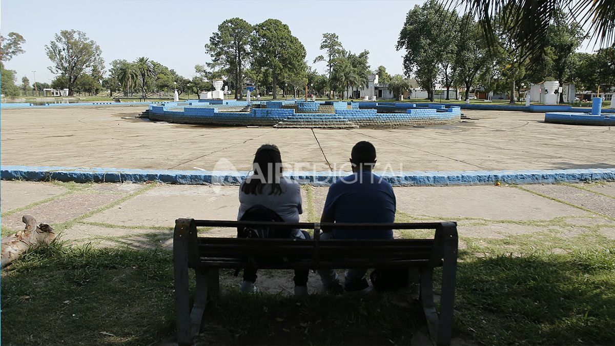 Limpian los piletones del Parque Garay, pero sus encargados denuncian abandono y reclaman obras
