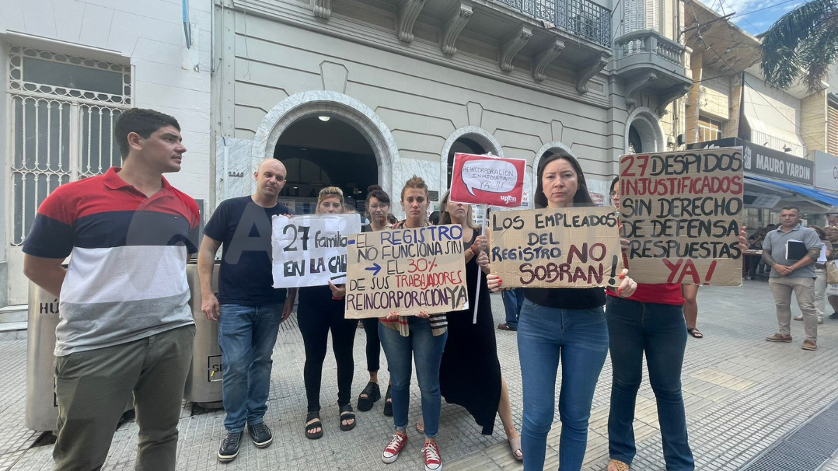 Los trabajadores del Registro esperan que el gobierno reincorpore a las 27 personas de la filial local que fueron cesanteadas. Los trabajadores del Registro esperan que el gobierno reincorpore a las 27 personas de la filial local que fueron cesanteadas.