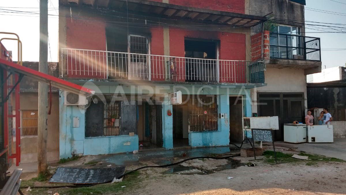 El fuego comenzó en la planta alta del inmueble que ahora está deshabitado. En la parte posterior funciona una despensa que debió ser evacuada.