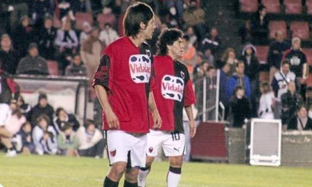 Lucas Acosta y Diego Maradona con la camiseta de Colón. Lucas Acosta y Diego Maradona con la camiseta de Colón.