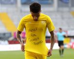 Jadon Sancho, figura del Borussia Dortmund, celebra su gol pidiendo justicia por la muerte del afroamericano George Floyd.