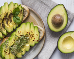 Tostadas integrales con palta para tener un desayuno saludable.