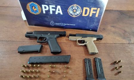 Una de las pistolas secuestradas en el marco de los allanamientos ejecutados el pasado 3 de diciembre en Santa Fe, Esperanza y Recreo. Una de las pistolas secuestradas en el marco de los allanamientos ejecutados el pasado 3 de diciembre en Santa Fe, Esperanza y Recreo.