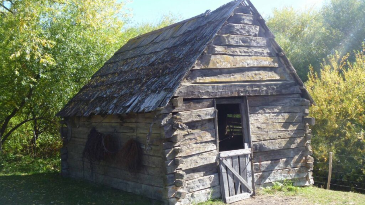 En Cholila se pueden disfrutar de maravillosos atractivos, tanto naturales como culturales, los cuales permiten conocer un poco más de su historia. En Cholila se pueden disfrutar de maravillosos atractivos, tanto naturales como culturales, los cuales permiten conocer un poco más de su historia.