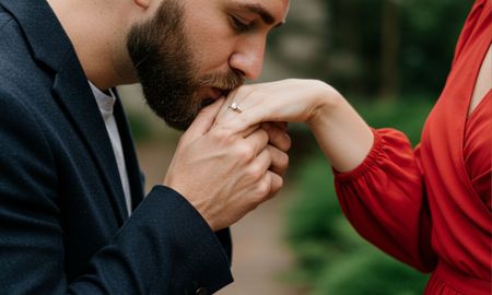 El significado de un beso en la mano depende de la cultura. El significado de un beso en la mano depende de la cultura.