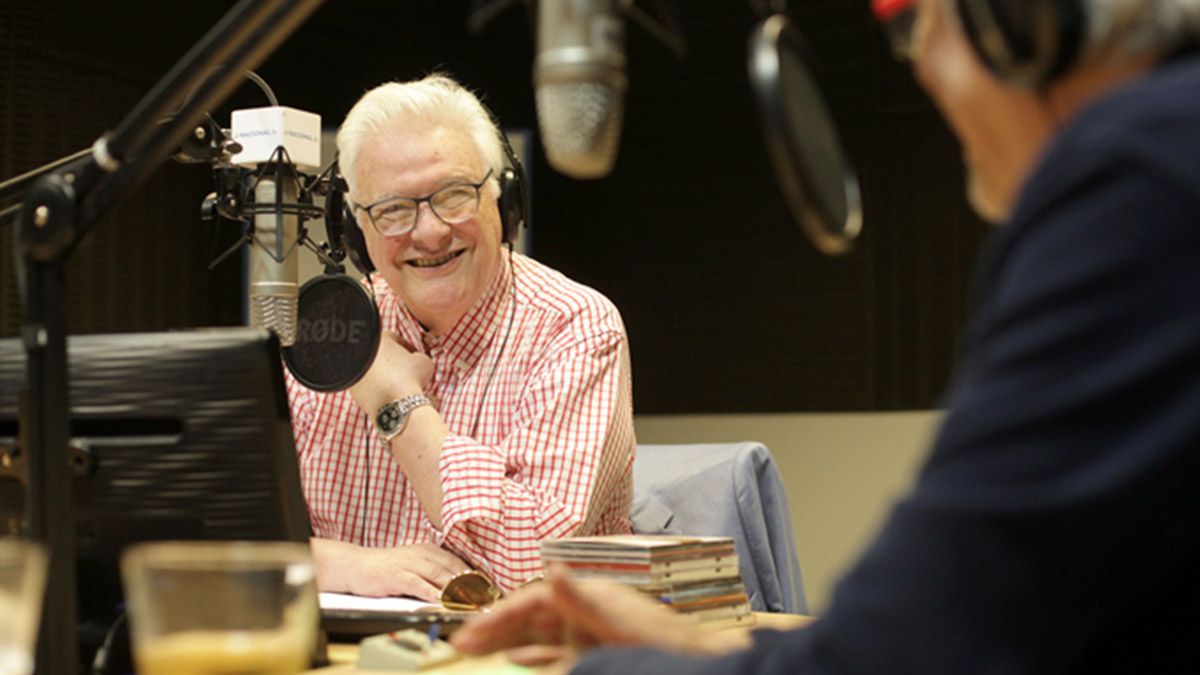 Héctor Larrea es una de las figuras más reconocidas de la radio argentina. El último 30 de octubre festejó sus 82 años con un Zoompleaños y la presentación de su biografía.&nbsp;