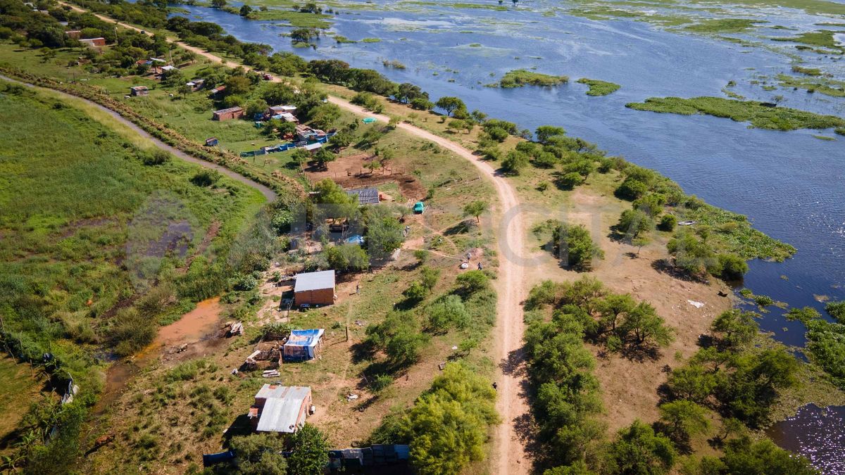 En el talud húmedo -el lado del río- del terraplén de Rincón dejaron crecer los árboles y entre el talud seco y el reservorio se siguen construyendo viviendas en una zona de alta vulnerabilidad y riesgo hídrico. En el talud húmedo -el lado del río- del terraplén de Rincón dejaron crecer los árboles y entre el talud seco y el reservorio se siguen construyendo viviendas en una zona de alta vulnerabilidad y riesgo hídrico.