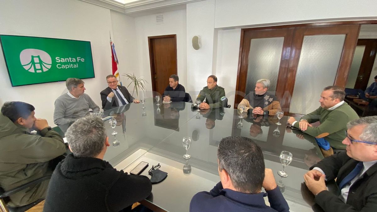 Funcionarios de la Provincia y de la Municipalidad de Santa Fe se reunieron este jueves con personal de la Gendarmería.