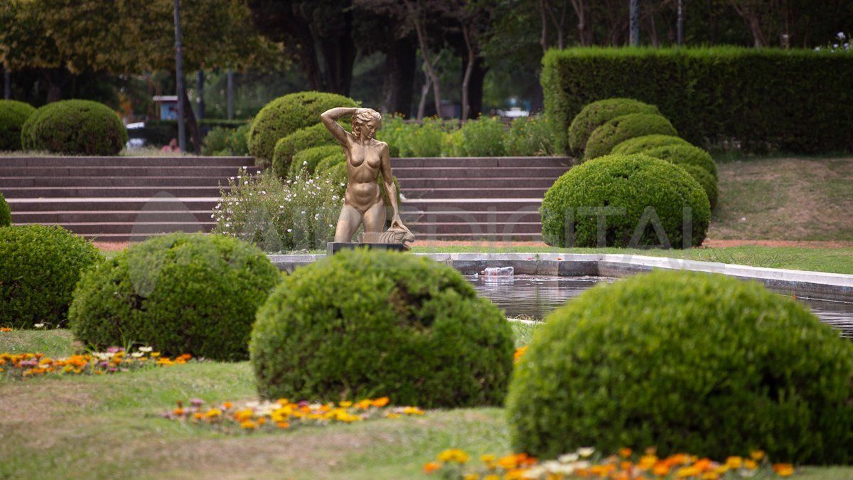 Las esculturas se fusionan con los arbustos y flores para crear los distintos jardines del parque.