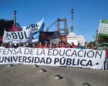 Docentes, estudiantes y agrupaciones gremiales marchan en reclamo por el cumplimiento de la ley de financiamiento universitario. Docentes, estudiantes y agrupaciones gremiales marchan en reclamo por el cumplimiento de la ley de financiamiento universitario.