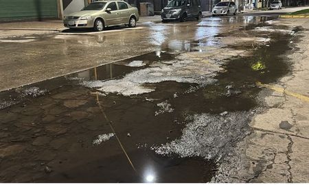 La importante pérdida de agua potable se registra en la transitada esquina de Bulevar y Perón. La importante pérdida de agua potable se registra en la transitada esquina de Bulevar y Perón.