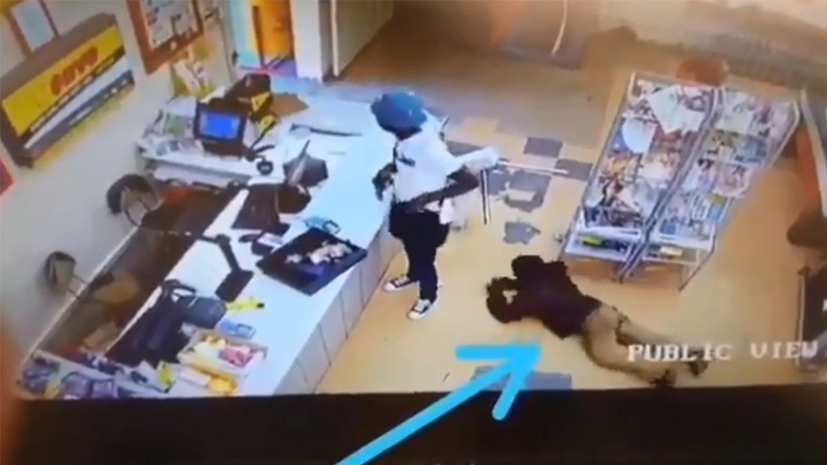 VIDEO: Un ladrón asaltaba un súper cuando le pasó algo insólito