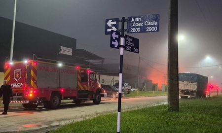 El incendio en Rafaela afectó una fábrica de muebles del PAER durante la madrugada. El incendio en Rafaela afectó una fábrica de muebles del PAER durante la madrugada.
