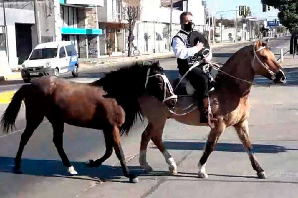 El conmovedor hecho ocurrió en una localidad de la provincia de Córdoba. Un policía fue a caballo a su recibir su título de abogado. &nbsp;