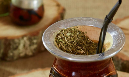 El 2021 cerró con un récord histórico de producción y consumo interno de yerba mate. El 2021 cerró con un récord histórico de producción y consumo interno de yerba mate.